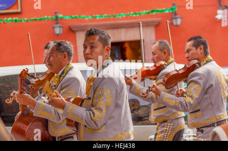 Mariachi Band Violine Spieler Jardin Town Square San Miguel de Allende Mexiko. Stockfoto