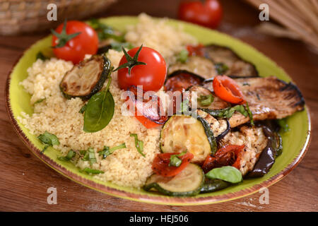 Couscous mit gegrilltem Gemüse auf dem Teller Stockfoto