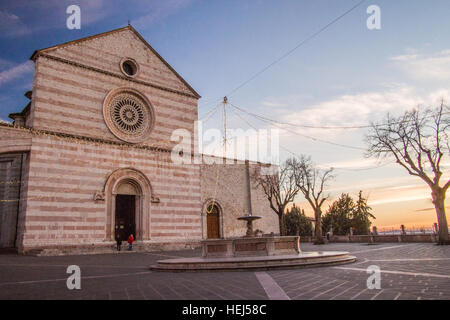 Basilika der Heiligen Klara (Santa Chiara) in der Stadt Assisi, Provinz Perugia, Umbrien, Italien. Stockfoto