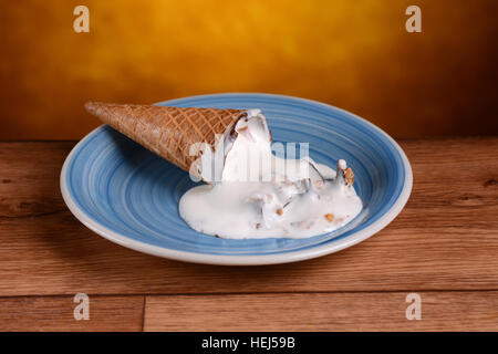 geschmolzene Eis auf dem Teller Stockfoto