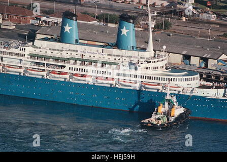 AJAXNETPHOTO. 1986. FREMANTLE, AUSTRALIEN. -ENTFÜHRT KREUZFAHRTSCHIFF - PASSAGIERE KREUZFAHRT SCHIFF ACHILLE LAURO. SCHIFF WAR HI-JACKED DURCH DIE PLF (PALESTINE LIBERATION FRONT). IM JAHR 1985 GESEHEN AM HAFEN ANDOCKEN.   FOTO: JONATHAN EASTLAND/AJAX REF: 1473 12 2 Stockfoto