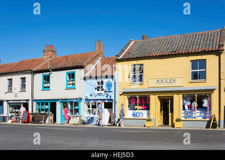 Geschäfte am Marktplatz, Burnham Market, Norfolk, England, Vereinigtes Königreich Stockfoto