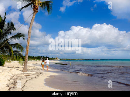 Junges Paar Wandern entlang dem Strand an der Riviera Maya, Playa del Carmen, in der Nähe von Cancun, Mexiko Stockfoto