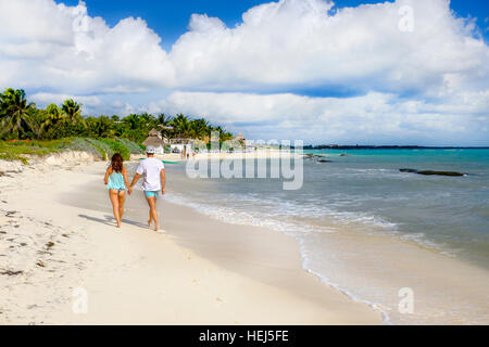 Junges Paar Wandern entlang dem Strand an der Riviera Maya, Playa del Carmen, in der Nähe von Cancun, Mexiko Stockfoto