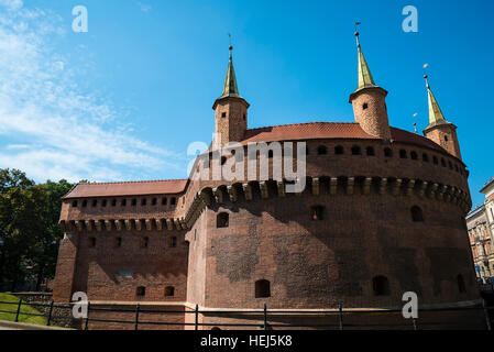 Die Barbakane von Krakau ist eine befestigte Außenposten, die einst die Stadtmauer verbunden. Es schützt die St. Florian Gate Stockfoto