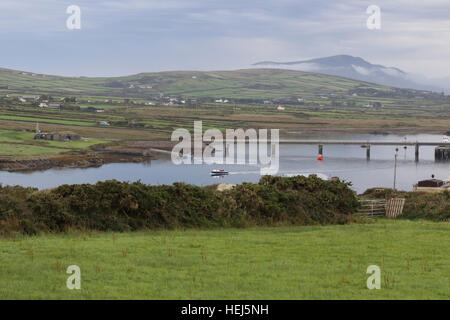 Am frühen Morgen Bootsfahrt, in Irland, die einen frühen Blick über das Meer Kanal zwischen Portmagee, Valentia Island im County Kerry Stockfoto