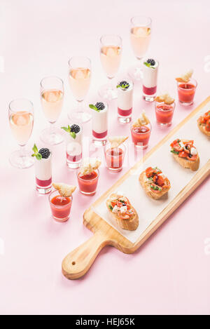 Catering, Bankett, Party-Food-Konzept in Pastell rosa Hintergrund Stockfoto