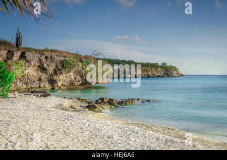 Porto Mari weißen Sandstrand mit blauer Himmel und kristallklare blaue Wasser in Curaçao, Karibik-Insel Stockfoto