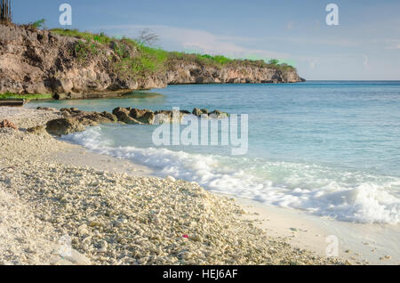 Porto Mari weißen Sandstrand mit blauer Himmel und kristallklare blaue Wasser in Curaçao, Karibik-Insel Stockfoto