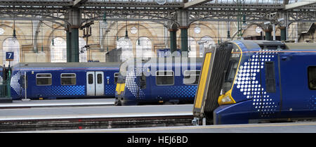 Pano-Weitwinkelaufnahme von Scotrail Abellio Eisenbahnwaggons, nach Petition, wieder in Staatsbesitz zu bringen, nach schlechtem Service Stockfoto