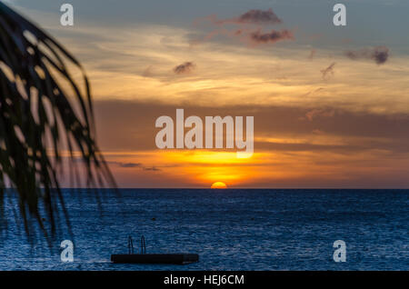 Sonnenuntergang am Porto Mari weißen Sandstrand mit blauer Himmel und kristallklare blaue Wasser in Curaçao, Karibik-Insel Stockfoto