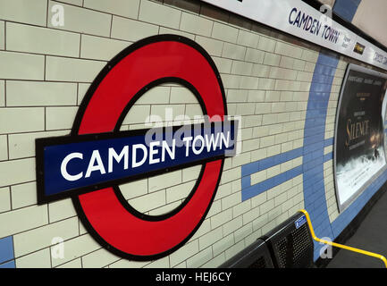 Camden Town-Bahnstation bei Nacht, Nord-London, England, UK Stockfoto