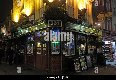 Camden Town bei Nacht, Nord-London, England, UK - The Elefanten Head Pub 224 Stockfoto