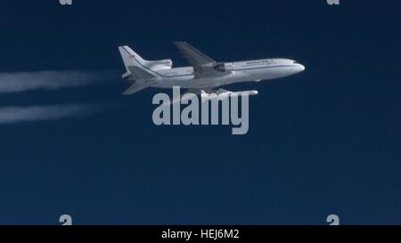 Die orbitale ATK L-1011 Stargazer Flugzeug mit Orbital ATK-Pegasus-XL-Rakete und Raumschiff der NASA CYGNSS startet auf den Atlantischen Ozean 15. Dezember 2016 in der Nähe von Daytona Beach, Florida. Stockfoto