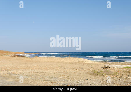 Trockene Wüstenlandschaft mit Ozean und native Felsen auf der Insel Aruba in der Karibik Stockfoto