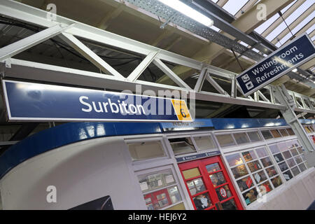 Surbiton Railway Station Wartezimmer auf Bahnsteig 3, Kingston, West-London, England, Vereinigtes Königreich Stockfoto