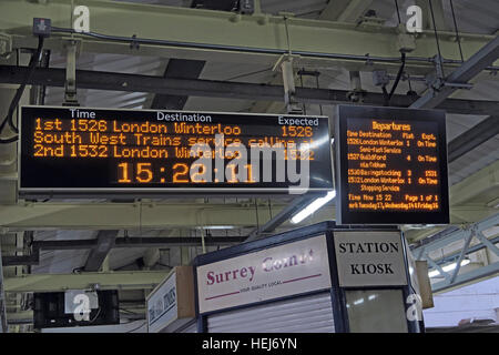 Weihnachten festlich Humor auf South West Trains Informationen anzeigt, Central London, England, UK Stockfoto