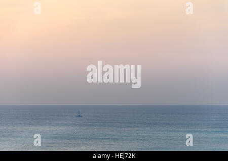 Segelboote am Meer navigieren unter den Sonnenuntergang. Das Bild wurde aufgenommen von Palm Beach in Aruba in der Karibik. Stockfoto