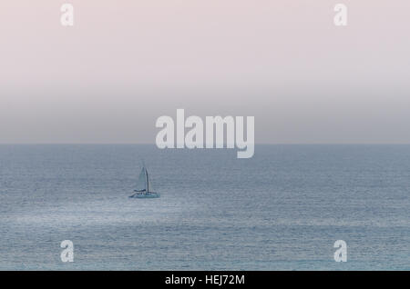 Segelboote am Meer navigieren unter den Sonnenuntergang. Das Bild wurde aufgenommen von Palm Beach in Aruba in der Karibik. Stockfoto