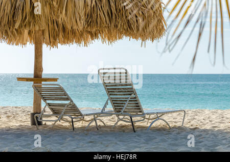 Panoramablick auf die Aufnahme von Eagle Beach, Aruba in der Karibik. Stockfoto