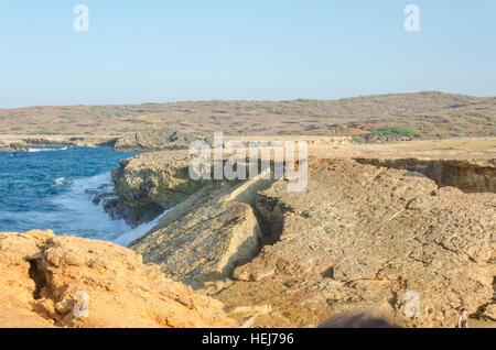 Panoramablick auf den türkisblauen Naturbrücke Strand am karibischen Meer in Aruba. Stockfoto