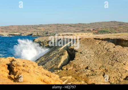 Panoramablick auf den türkisblauen Naturbrücke Strand am karibischen Meer in Aruba. Stockfoto