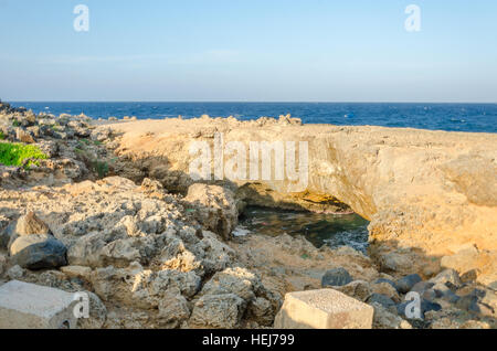 Panoramablick auf den türkisblauen Naturbrücke Strand am karibischen Meer in Aruba. Stockfoto