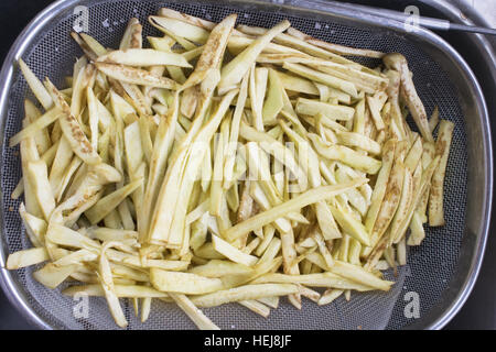 Rohe handgemachte Kartoffeln schneiden in Stöcken fertig gebraten werden Stockfoto