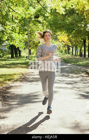 Junge Mädchen mit blauen Augen ein Joging im park Stockfoto