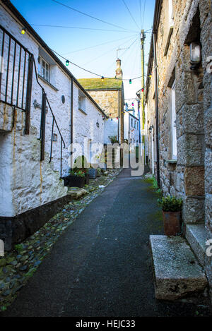 Urige Hütten in der malerischen Ente-Straße in Mousehole, Cornwall, England, UK. Stockfoto