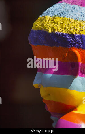 Bemalte Statue des Jungen. Kala Ghoda Arts Festival, Mumbai, Maharashtra, Indien Stockfoto