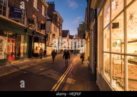 Die schönen Straßen von York, England, mit ihrer atemberaubenden Architektur und belebten Geschäften, Kneipen, Bars und Sehenswürdigkeiten Stockfoto