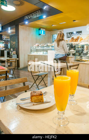 Zwei Gläser Orangensaft und Kuchen in der Cafeteria. Madrid, Spanien. Stockfoto