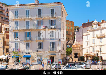 Bonifacio, Frankreich - 2. Juli 2015: Coastal Streetview von Bonifacio, kleines Resort Hafenstadt der Insel Korsika in sonnigen Sommertag. Normale Menschen gehen Stockfoto