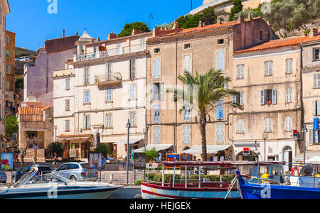 Bonifacio, Frankreich - 2. Juli 2015: Coastal Streetview von Bonifacio, kleines Resort Hafenstadt der Insel Korsika im Sommertag. Normale Menschen gehen Stockfoto