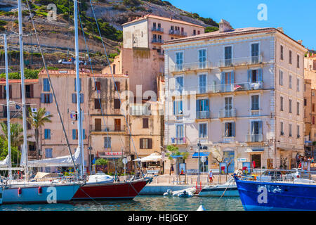 Bonifacio, Frankreich - 2. Juli 2015: Vergnügen Segelyachten mit gewöhnlichen Menschen in der Nähe von Bonifacio Böschung vor Anker liegen, kleines Resort port Stadt Cors Stockfoto