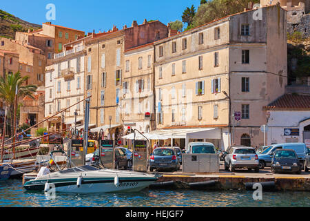 Bonifacio, Frankreich - 2. Juli 2015: Motorboot mit gewöhnlicher Mensch auf Tankstelle. Hafen von Bonifacio, kleines Resort Hafenstadt der Insel Korsika Stockfoto