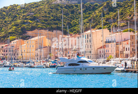 Bonifacio, Frankreich - 2. Juli 2015: Segelyachten mit gewöhnlichen Menschen. Hafen von Bonifacio, kleines Resort Hafenstadt der Insel Korsika im sonnigen Sommer d Stockfoto