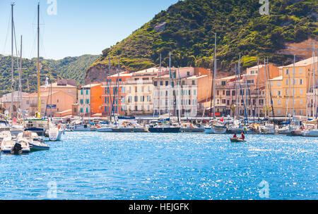 Bonifacio, Frankreich - 2. Juli 2015: Sportbooten und Segelyachten sind im Hafen von Bonifacio, kleines Resort Hafenstadt der Insel Korsika in Sonne vor Anker Stockfoto