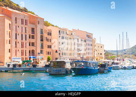 Bonifacio, Frankreich - 2. Juli 2015: Kleine Sportboote und Yachten sind in der Nähe von Damm von Bonifacio, kleines Resort Hafenstadt von Korsika vor Anker Stockfoto