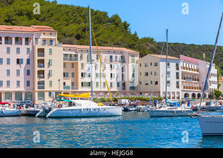 Bonifacio, Frankreich - 2. Juli 2015: Vergnügen Segelyachten mit gewöhnlichen Menschen in der Nähe von Bonifacio Böschung vor Anker liegen, kleines Resort port Stadt Cors Stockfoto