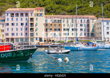 Bonifacio, Frankreich - 2. Juli 2015: Vergnügen Segelyachten und Motorboote mit gewöhnlichen Menschen geht auf Bucht von Bonifacio, kleines Resort Port Stadt Cors Stockfoto