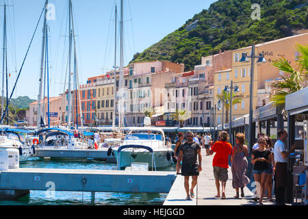 Bonifacio, Frankreich - 2. Juli 2015: Gewöhnliche Touristen Spaziergang entlang der Böschung von Bonifacio, kleines Resort Hafenstadt der Insel Korsika in sonnigen Sommertag Stockfoto