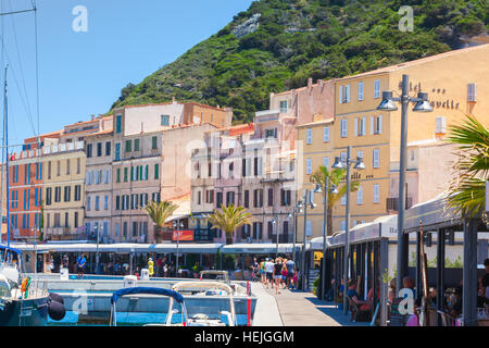 Bonifacio, Frankreich - 2. Juli 2015: Gewöhnliche Touristen entlang der Böschung von Bonifacio, kleines Resort Hafenstadt der Insel Korsika in sonnigen Summe gehen Stockfoto