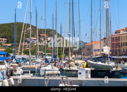 Bonifacio, Frankreich - 2. Juli 2015: Vergnügen Motorboote und Segelyachten sind im Hafen von Bonifacio, kleines Resort Hafenstadt der Insel Korsika vor Anker Stockfoto