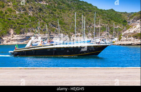 Bonifacio, Frankreich - 2. Juli 2015: Luxus Sportboot mit gewöhnlichen Touristen ins Hafen von Bonifacio, die kleine Resort Hafenstadt der Insel Korsika Stockfoto
