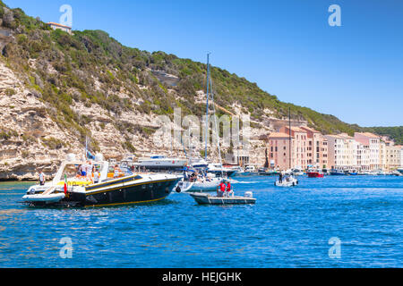 Bonifacio, Frankreich - 2. Juli 2015: Jacht mit gewöhnlichen Touristen ins Hafen von Bonifacio, die kleine Resort Hafenstadt der Insel Korsika Stockfoto