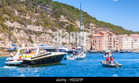 Bonifacio, Frankreich - 2. Juli 2015: Jacht mit gewöhnlichen Touristen tritt in den Hafen von Bonifacio, kleines Resort Hafenstadt der Insel Korsika in Sonne Stockfoto