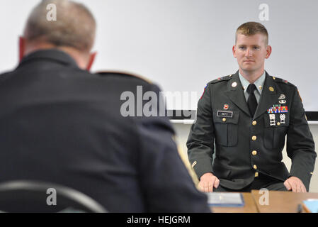 SPC. Daniel Bietz, statt 235. Sapper Company, 579th Engineer Battalion kalifornischen Nationalgarde, Antworten eine Frage von Command Sergeant Major Harold London der 79. Infantry Brigade Combat Team während ein Aussehen-Board im besten Krieger Wettbewerb 2011 im Camp San Luis Obispo, Kalifornien, Sept. 17. Dieses Erscheinungsbild Board war einzigartig, da es aus die acht Top-Sergeants major von Kalifornien mit insgesamt mehr als 200 Jahre militärische Erfahrung bestand. Kalifornischen Nationalgarde Soldaten zu konkurrieren, die 2011 besten Krieger Wettbewerb 466025 Stockfoto