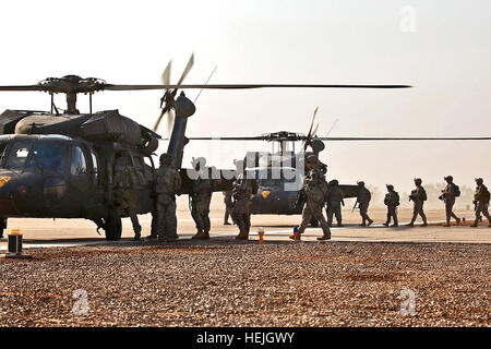 Verladung auf Black Hawk Hubschrauber, Soldaten der Firma F, 3. Bataillon, bereiten 227. Aviation Regiment, 1. Kavallerie-Brigade, 1. Kavallerie-Division, Multi-National Division-Bagdad, zu einer nahe gelegenen Stadt zu fliegen und durchführen eine Präsenz-Patrouille, Sept. 18. Flickr - der US-Armee - Vorbereitung schwarzen Falken Stockfoto